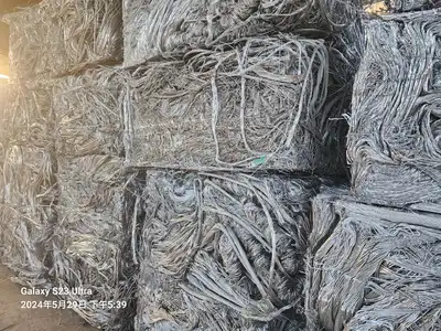 Compacted bundles of long aluminium wire scrap