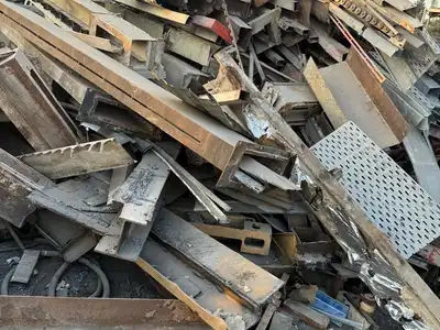 Mixed heavy steel plate and structural scrap