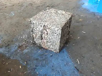 Compact cubic bale made from loose machining shavings