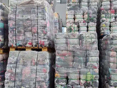 Palletised and wrapped wiping-rag packages