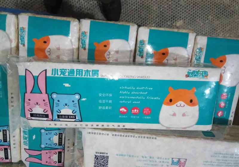 Printed wood shavings bedding bags with animal illustrations