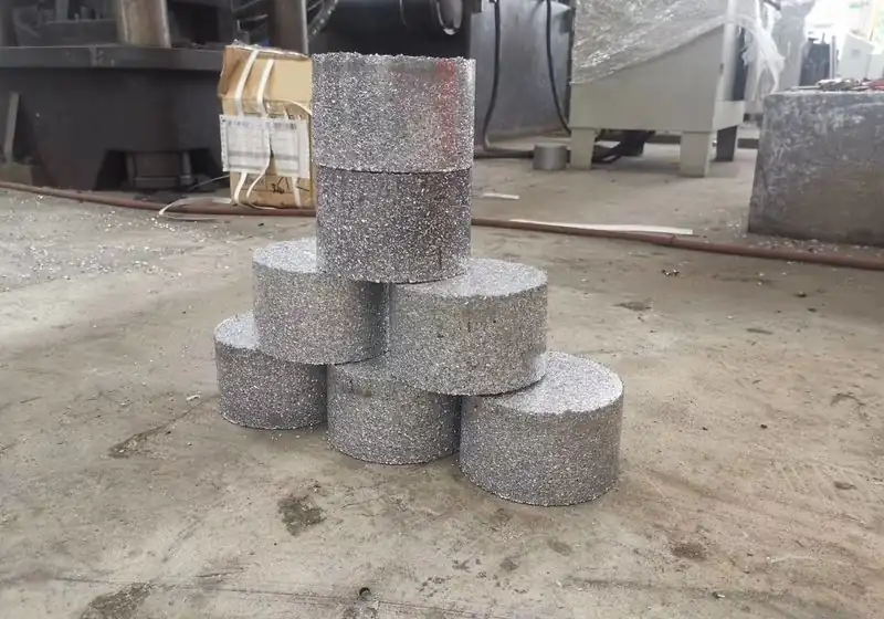 Cylindrical aluminium chip briquettes arranged in a small stack