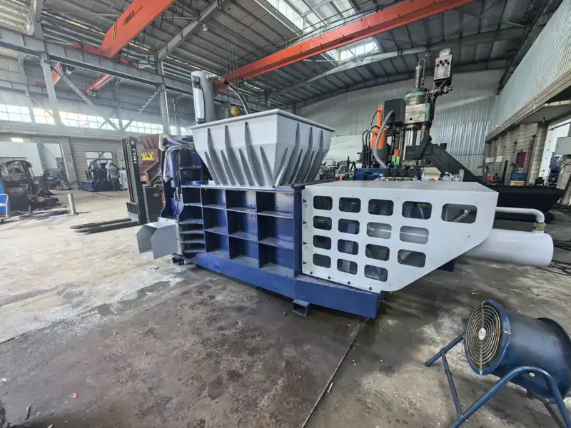 Hopper-fed aluminium can baler with reinforced chamber and hydraulic cylinders