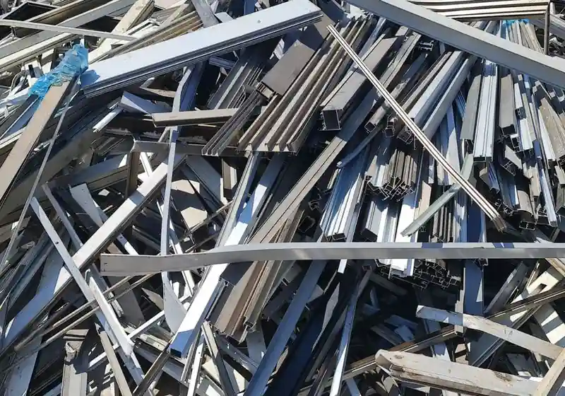 Loose aluminium extrusion profiles and offcuts before baling