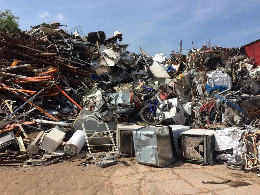 Mixed loose metal scrap showing varied shapes, lengths and bulky components