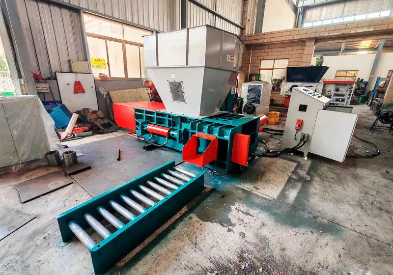 Automatic can baler installation with feeding and discharge conveyors
